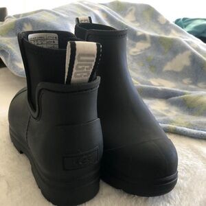 UGG droplet black rain boots. Size US 8.